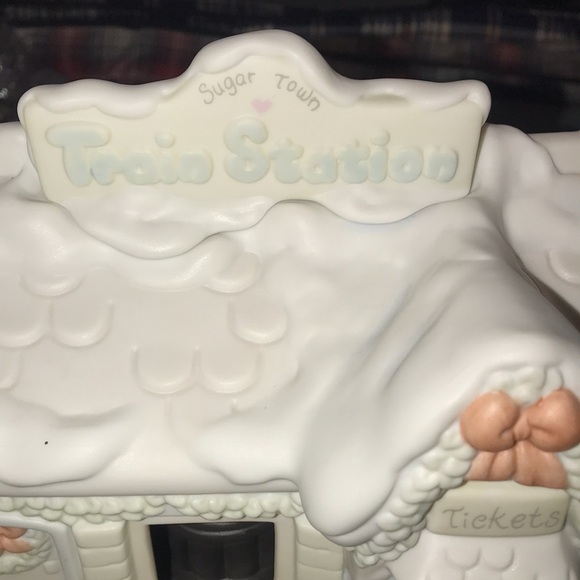 Precious Moments Sugar Town Lighted Train Station and 3 Figurine’s - Picture 3 of 10